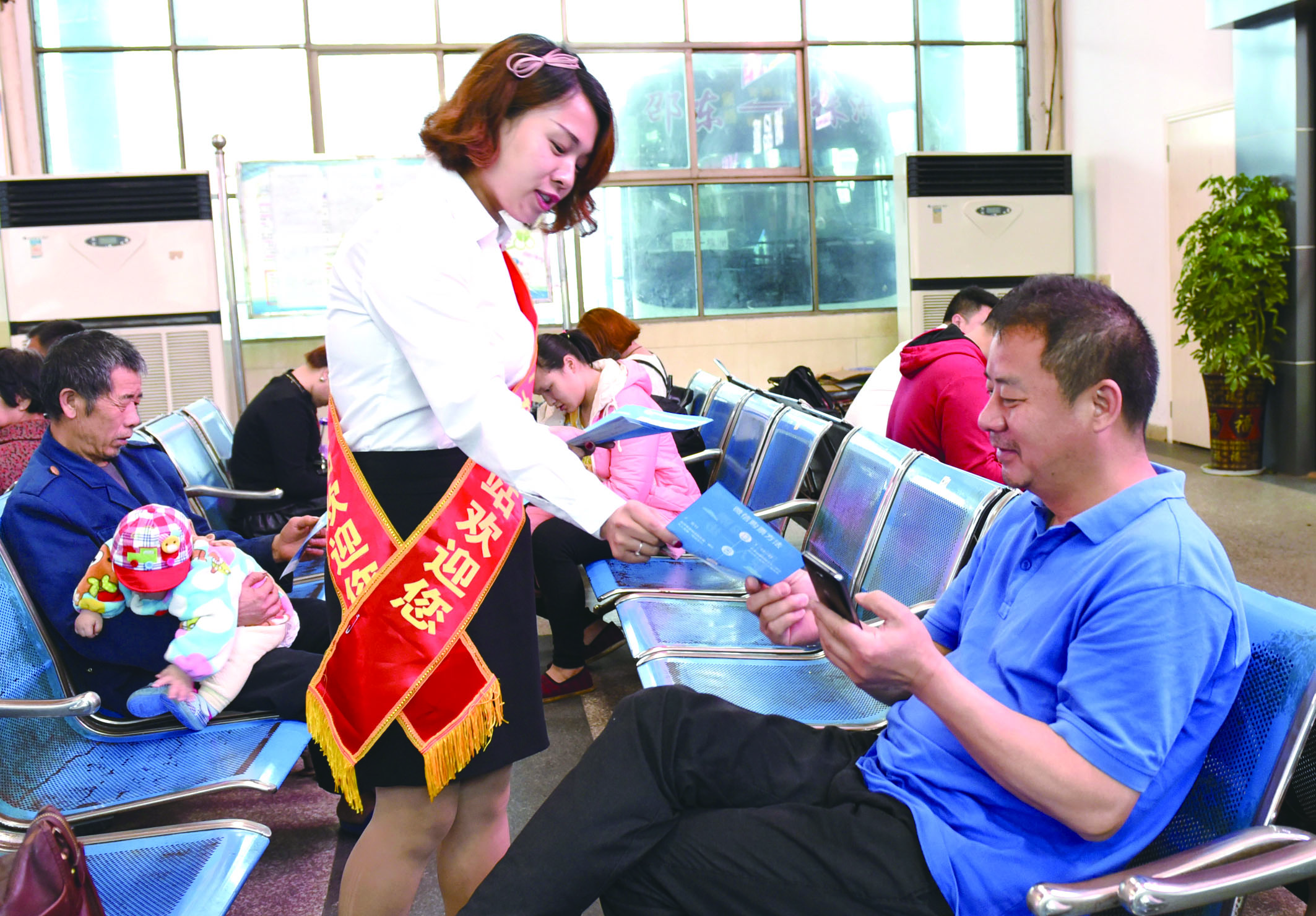 4月21日，邵東汽車西站工作人員在向旅客推介互聯(lián)網(wǎng)+站+車+客平臺(tái)的推廣應(yīng)用與購(gòu)票實(shí)名制宣傳。