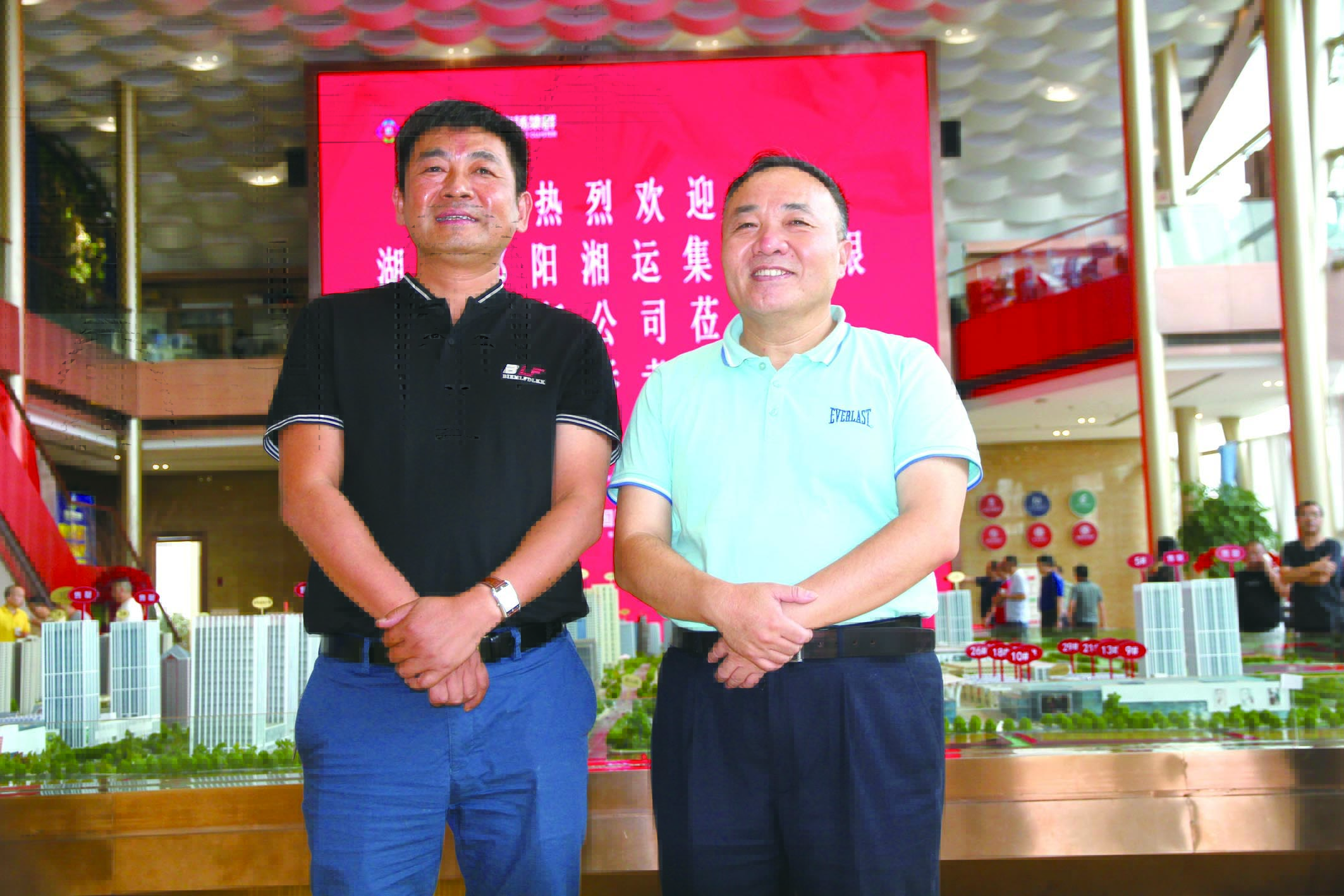 傅勝龍董事長(zhǎng)（右）在長(zhǎng)沙會(huì)見王宏波董事長(zhǎng)（左）。