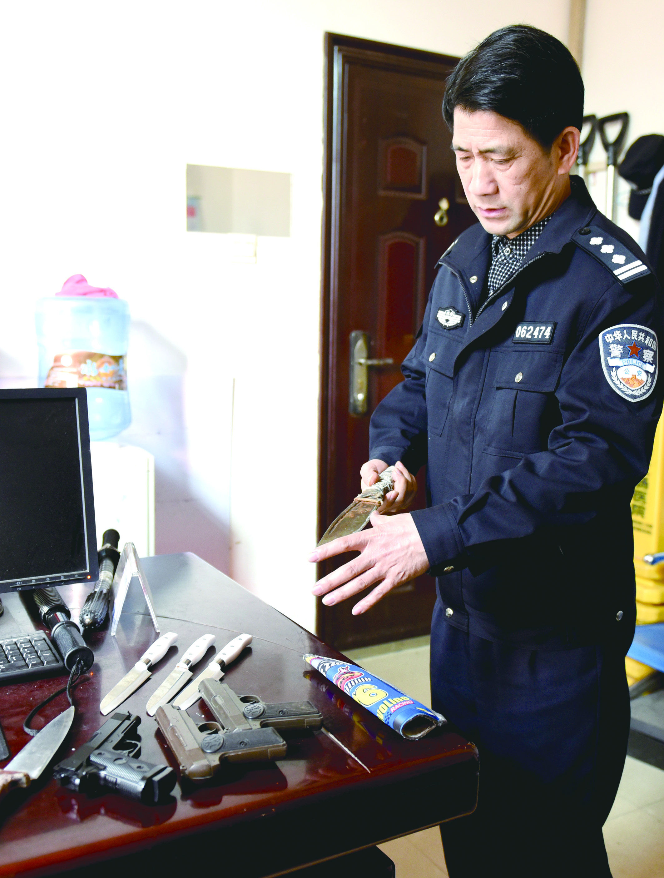 3月12日，邵東汽車西站警務(wù)室民警正在對所查獲的違禁品進(jìn)行清點(diǎn)
