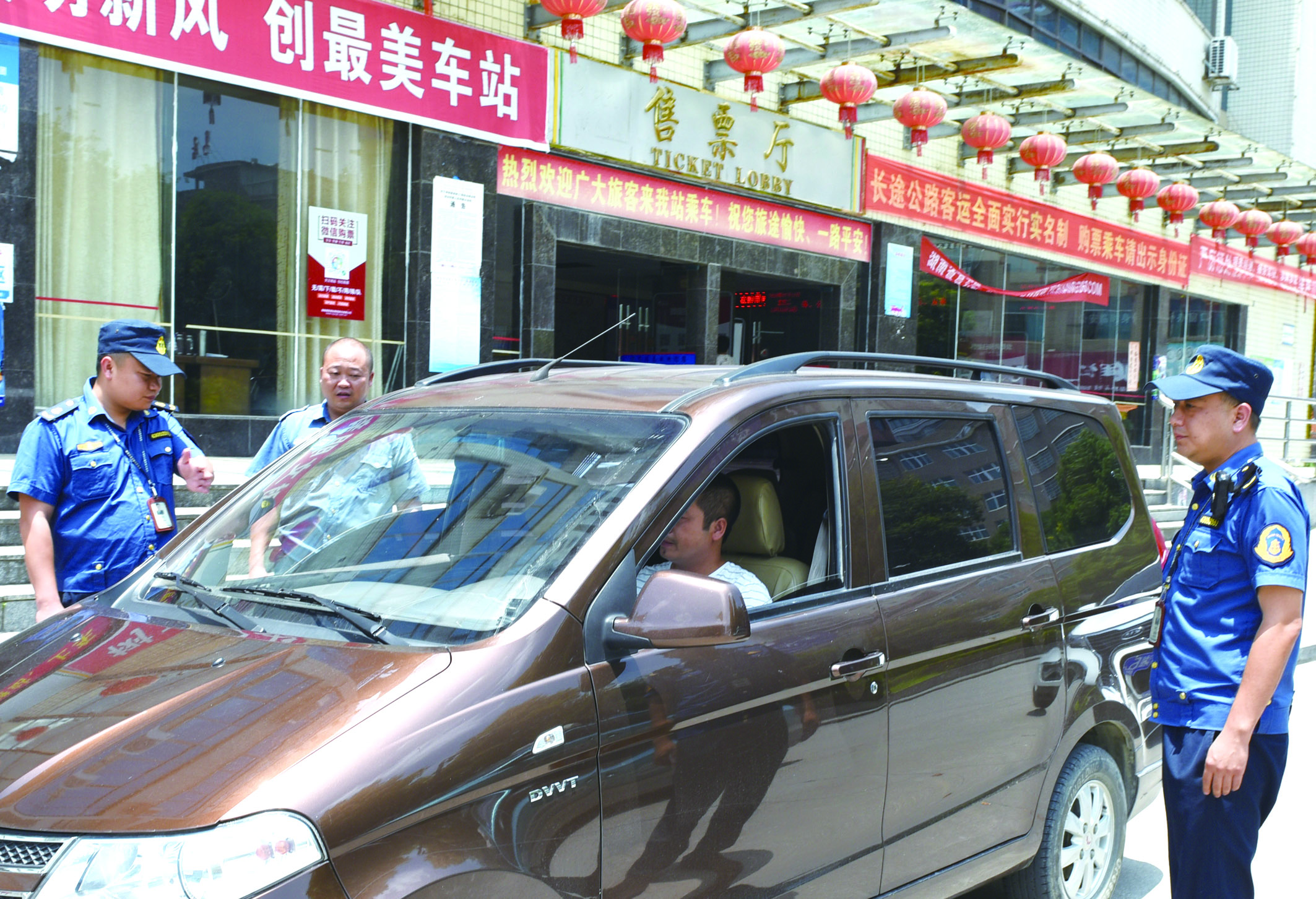 7月10日，洞口縣黃橋鎮(zhèn)副鎮(zhèn)長謝揚(yáng)標(biāo)（右）在黃橋汽車站檢查營運(yùn)客車安全檢查情況。近段時(shí)間以來，黃橋汽車站全面排查交通安全等方面存在的安全隱患，并及時(shí)予以整改到位，做到防患于未然，確保安全生產(chǎn)工作萬無一失。據(jù)了解，今年上半年已消除交通安全隱患10余起。  李祖冠    攝影報(bào)道 