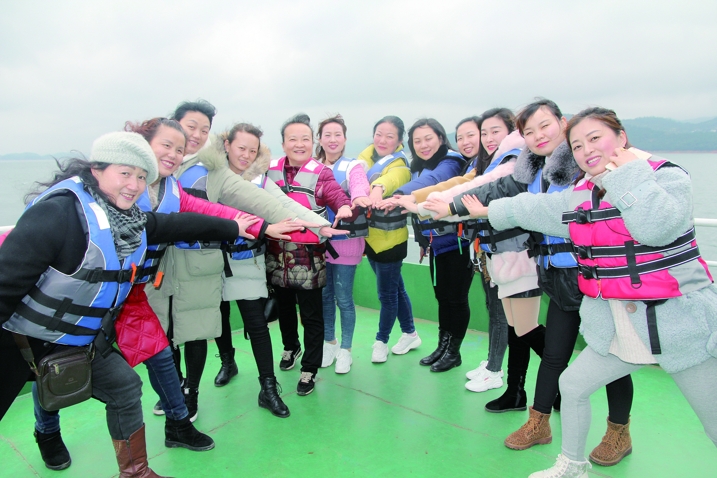 圖為女員工們在誓言：“我為邵陽湘運加油，我與邵陽湘運共存?！? 李高雄  攝影報道