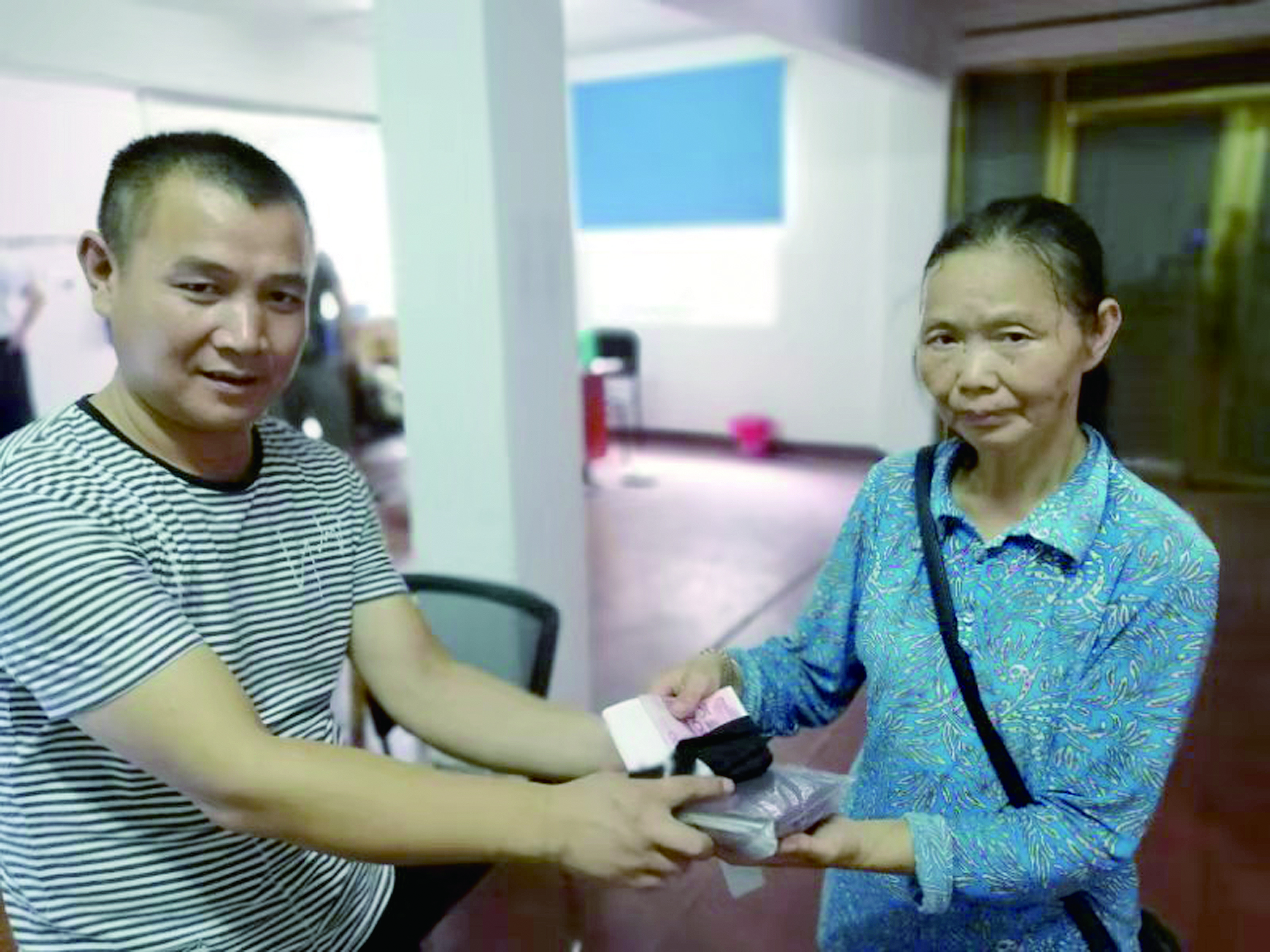 點贊！6500元現(xiàn)金完璧歸趙 （王智春 李高雄報道）